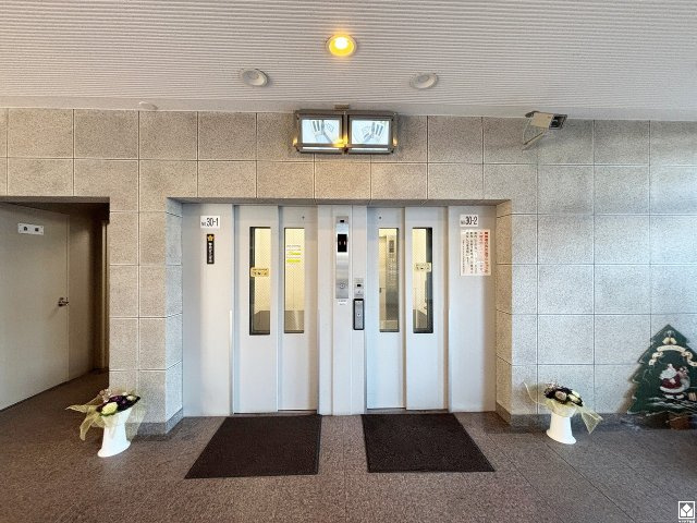 武庫川はなのまち30号棟のその他共用部分|複数基のエレベーターを設置。ゆとりある共用設計で、快適な住まいへのアクセスをスムーズに。防犯カメラが設置されておりセキュリティにも配慮されています。
