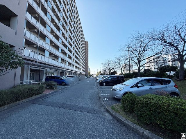 武庫川はなのまち30号棟の駐車場|敷地内に駐車場を設置（月額5000円～6500円）。重い荷物や雨の日の移動もスムーズで、快適なカーライフを実現。空き状況等の詳細は弊社スタッフまでお気軽にお問い合わせください。