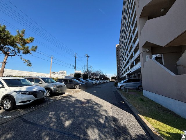 武庫川はなのまち30号棟の駐車場|西宮市から尼崎市を結ぶ県道341号線まで約650m。名神高速道路の西宮ICも一般道で約2.9kmと近く、大阪・京都・名古屋方面へのアクセスもスムーズ。休日のお出かけや通勤も快適なカーライフが叶います。