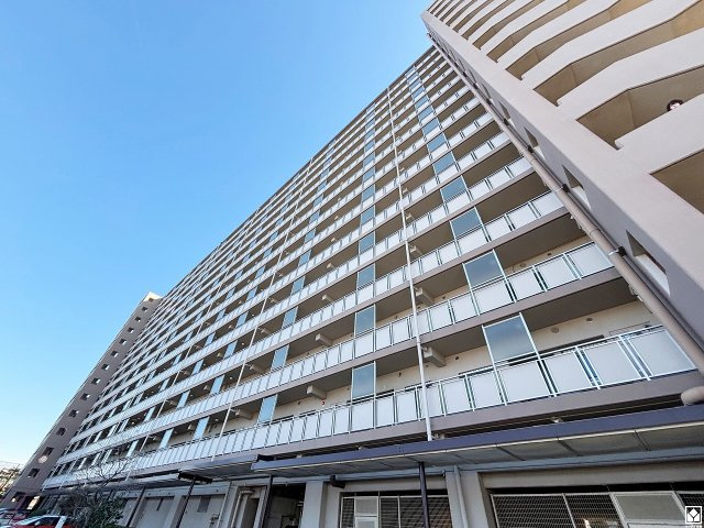 武庫川はなのまち30号棟の外観|カウンターキッチンなので配膳や片付けがしやすく、お料理中もリビングにいるお子様の様子が見守りやすい設計です。L型なので作業動線が短く、効率良く動けます。
