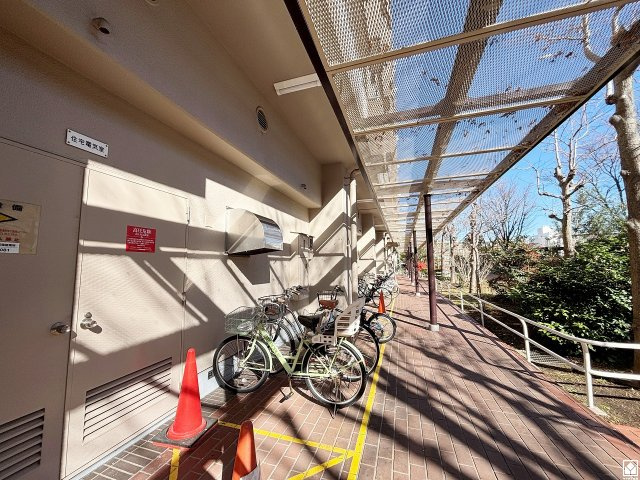 武庫川はなのまち30号棟の駐輪場|全居室に窓がございます。明るい陽光がたっぷり差し込む心地よい生活空間です。