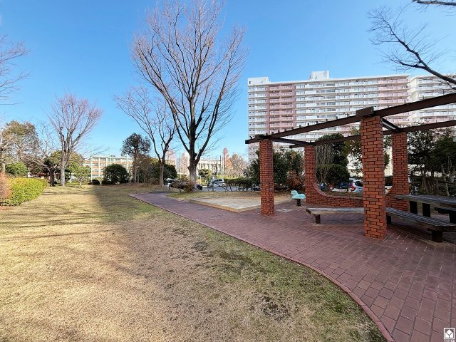 武庫川はなのまち30号棟のその他共用部分|廊下にも収納スペースがあり、住空間を広々お使いいただけます。日用品のストックなどもすっきり片付きます。
