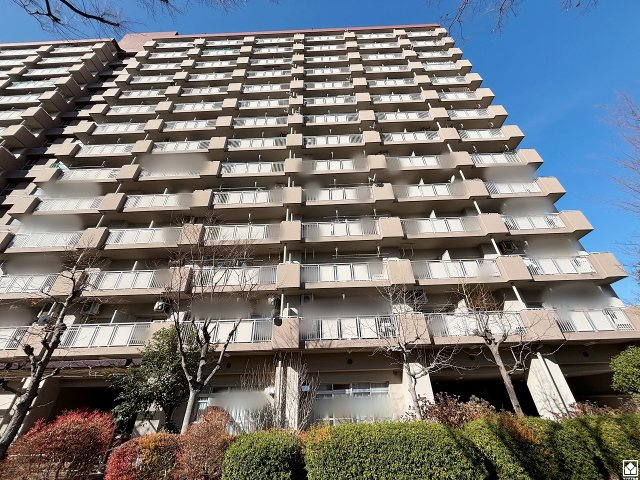 武庫川はなのまち30号棟の外観|阪神武庫川線「武庫川団地前」駅は、武庫川駅行きの列車が発車する始発駅のため座席に座りやすく、快適な移動が可能です。
