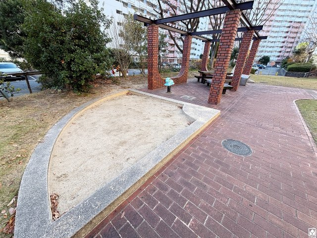 武庫川はなのまち30号棟のその他共用部分|阪神バス「上田」停まで徒歩6分（約450m）の立地。日中の移動や週末のお出かけなど、ライフシーンに応じたスムーズな移動を叶える、ゆとりある住環境です。