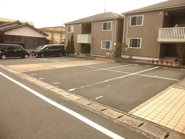 ウィング富久　B棟の駐車場