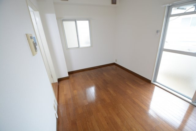 窓が多く明るいお部屋です♪