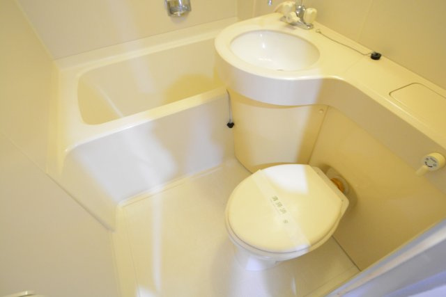 浴室内にトイレがあります♪