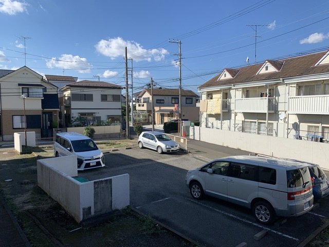 エクセレンス湘南台の駐車場