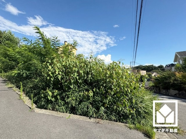 西宮市甲陽園神山町の外観|周囲にはすでに建物が建っていますので、実際の採光状況や窓の位置なども事前にご確認いただけます。