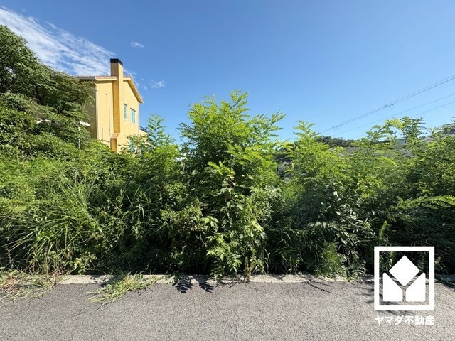 西宮市甲陽園神山町の外観|前面道路幅員約7.3mとゆったりとした広さがあるのでファミリーカー等の車の出入れも楽にできます