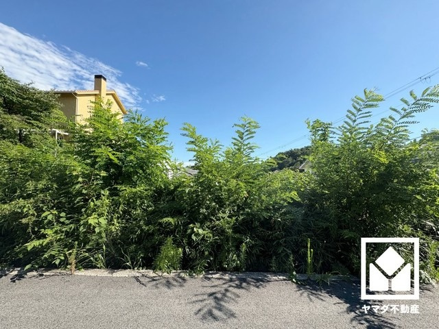 西宮市甲陽園神山町の外観|余裕のある間口約15.8mで、駐車スペースや玄関アプローチが確保しやすく、間取りの自由度が高まります。