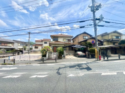 【前面道路含む現地写真】 | 宇治市木幡須留　土地 | 《平尾第2児童遊園》が徒歩1分、その他の公園も徒歩5分圏内にいくつか点在しており、小さなお子様がいるご家庭にもオススメです。