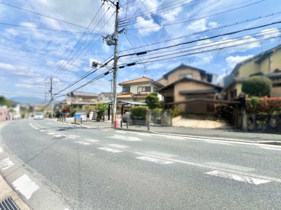【前面道路含む現地写真】 | 宇治市木幡須留　土地 | この敷地だと「どれくらいの建物が建つの」「建物価格はどれくらい？」お客様の知りたいをハウスアドバイザーがお応えします。