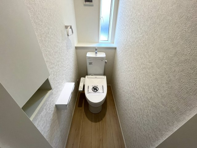 【トイレ】 | 仲介手数料無料！良城小学校に通える新築戸建　山口市吉敷上東　第２－３号棟　クレイドルガーデン　アーネストワン | シャワートイレは節水型タイプ。１階と２階の２カ所あります