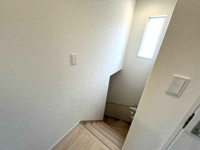 【その他】 | 仲介手数料無料！良城小学校に通える新築戸建　山口市吉敷上東　第２－３号棟　クレイドルガーデン　アーネストワン | 階段には手すりも付いて安心ですね。