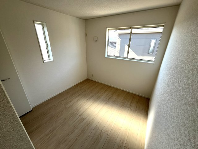 【洋室】 | 仲介手数料無料！良城小学校に通える新築戸建　山口市吉敷上東　第２－３号棟　クレイドルガーデン　アーネストワン | ２面採光の明るいお部屋で健やかな毎日