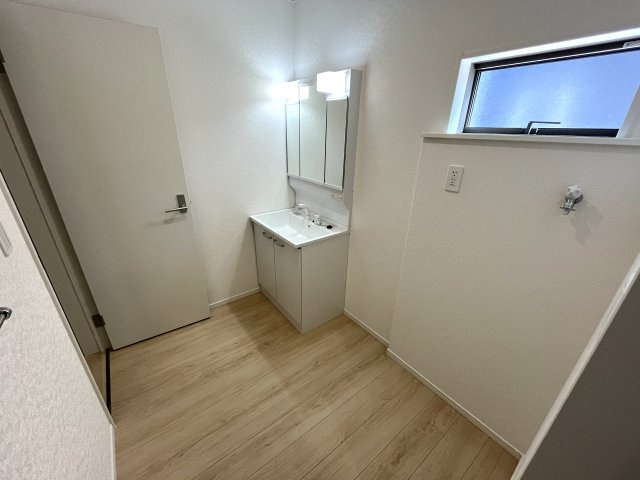 【洗面所】 | 仲介手数料無料！良城小学校に通える新築戸建　山口市吉敷上東　第２－４号棟　クレイドルガーデン　アーネストワン | シャンプードレッサーはシャワーヘッドが伸びるタイプ