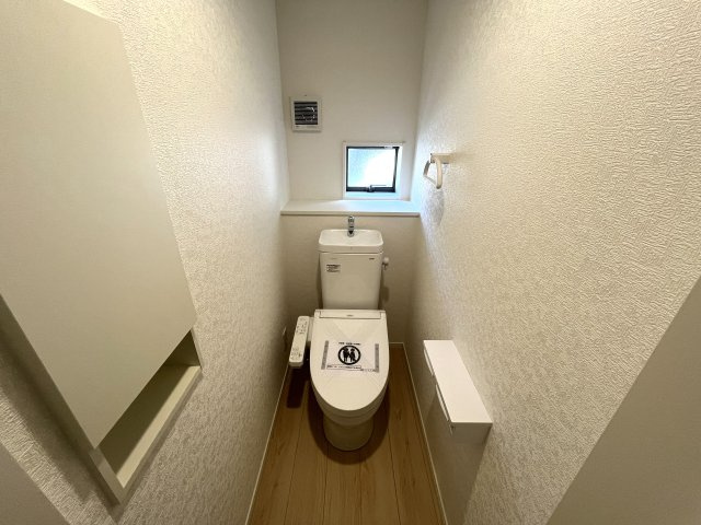 【トイレ】 | 仲介手数料無料！良城小学校に通える新築戸建　山口市吉敷上東　第２－４号棟　クレイドルガーデン　アーネストワン | シャワートイレは節水型タイプ。１階と２階の２カ所あります