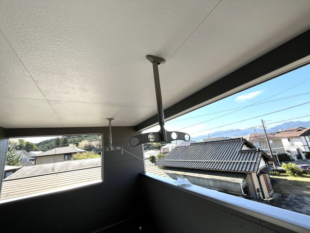【バルコニー】 | 仲介手数料無料！良城小学校に通える新築戸建　山口市吉敷上東　第２－４号棟　クレイドルガーデン　アーネストワン | バルコニーには物干しも付いています