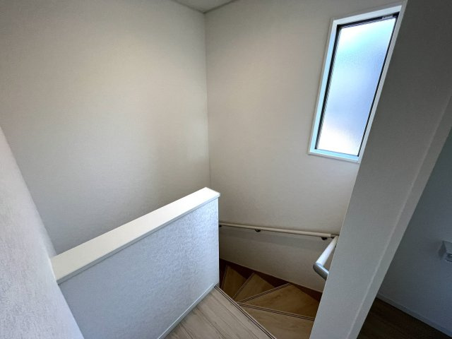 【その他】 | 仲介手数料無料！良城小学校に通える新築戸建　山口市吉敷上東　第２－４号棟　クレイドルガーデン　アーネストワン | 階段には手すりも付いて安心ですね。