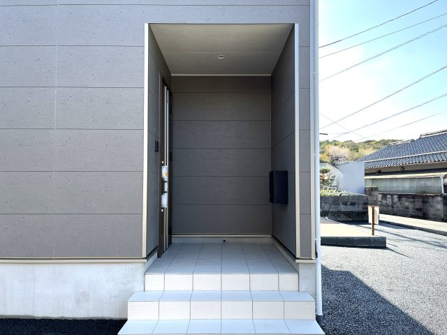 【エントランス】 | 仲介手数料無料！良城小学校に通える新築戸建　山口市吉敷上東　第２－４号棟　クレイドルガーデン　アーネストワン | ダイヤルキー付きの郵便受け