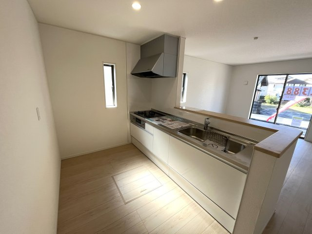 【キッチン】 | 仲介手数料無料！良城小学校に通える新築戸建　山口市吉敷上東　第２－４号棟　クレイドルガーデン　アーネストワン | 使い勝手の良いシステムキッチンで楽しくクッキング♪