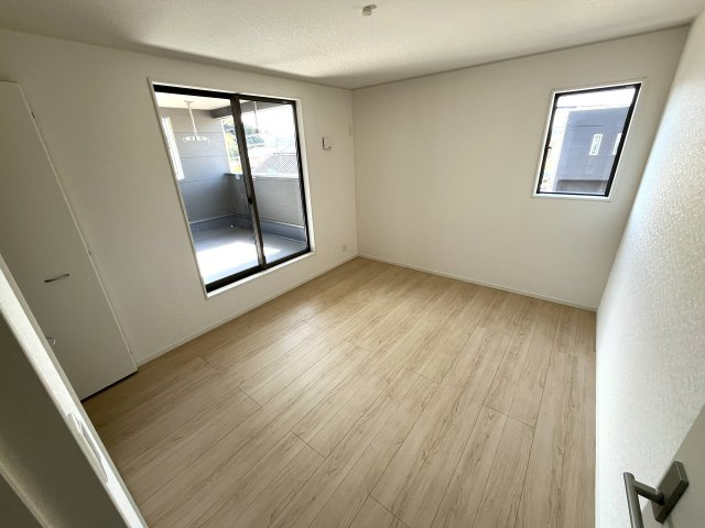 【洋室】 | 仲介手数料無料！良城小学校に通える新築戸建　山口市吉敷上東　第２－４号棟　クレイドルガーデン　アーネストワン | ２面採光の明るいお部屋で健やかな毎日