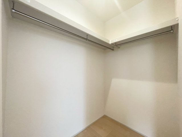 ひたちなか市稲田10期　新築戸建ての収納|衣類や季節ものバッグ、帽子などの小物もまとめて収納できる広々としたウォークインクローゼット♪
窓付きで明るく、換気も出来ます！