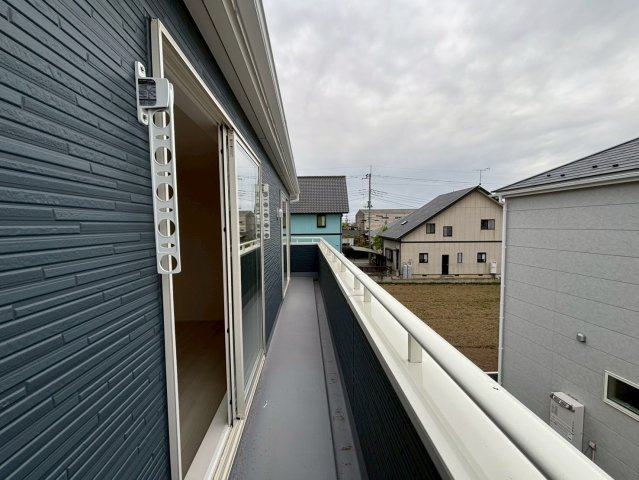 ひたちなか市稲田10期　新築戸建てのバルコニー|洗濯物も布団もまとめて干せるワイド設計。
広々としたワイドバルコニーで、家事の効率が上がり、日々の暮らしが快適になります。