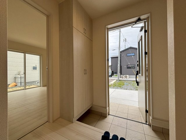 ひたちなか市稲田10期　新築戸建てのその他|お客様を気持ちよく迎えられる、明るく清潔感あふれる玄関です。大型のシューズボック大型のシューズボックスは収納力もたっぷりです♪
