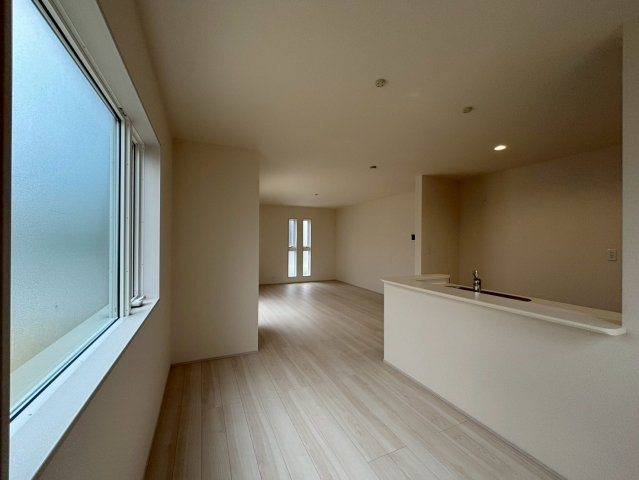 ひたちなか市稲田10期　新築戸建ての居間・リビング|居心地の良いデザインと機能性を両立。ご友人を招いたり、趣味を楽しんだり、様々なシーンで活躍する団らんの中心地です。