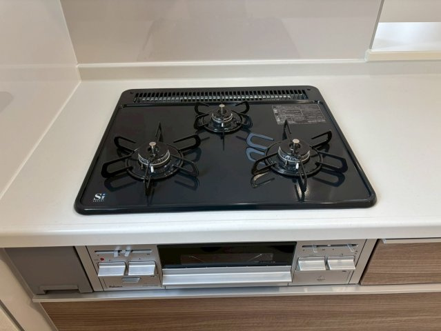 ひたちなか市稲田10期　新築戸建てのキッチン|三ツ口コンロで料理がはかどります♪