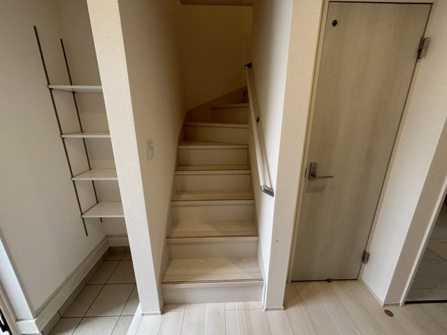 ひたちなか市稲田10期　新築戸建ての内装|階段は家族の安全に配慮した手すり付き。