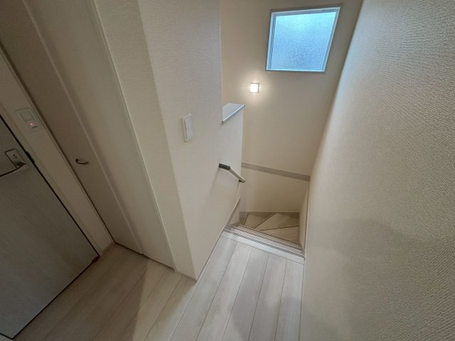 ひたちなか市稲田10期　新築戸建ての内装|明るい窓から光を取り込み昼間は照明いらずで、昇り降りが安心・快適です。