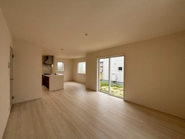 ひたちなか市稲田10期　新築戸建ての居間・リビング|家族の会話が自然と弾む、広々としたゆとりのLDK。南向きの窓からたっぷりの光が射し込む明るく快適な空間です。