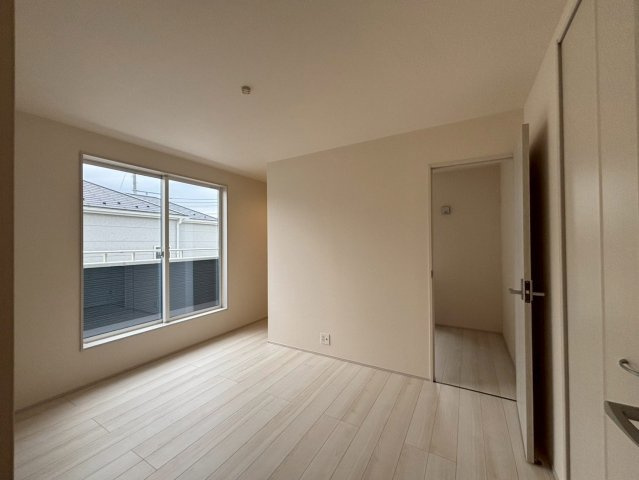 ひたちなか市稲田10期　新築戸建ての洋室|バルコニーに面した２面採光で明るく開放的な洋室です♪