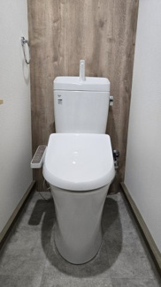 【トイレ】 | 住之江コーポ　1号館 | タンク式トイレは貯水タンクに約1回分の水を確保できるため、万が一の断水時でも1階はご使用いただけます！整備面でも整っており、安心してお使いいただけます！