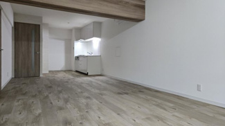 【居間・リビング】 | 住之江コーポ　1号館 | お部屋全体は落ち着いた雰囲気にリフォームされております。
床材には人気の木目調を採用しており、温かみのある空間に仕上がっております。
落ち着いた住環境をお求めの方にはオススメです！