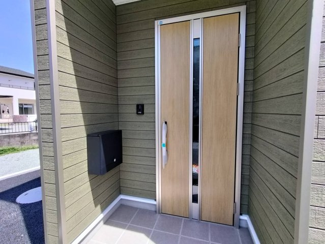 久留米市三潴町玉満の新築一戸建の玄関|落ち着いた玄関です