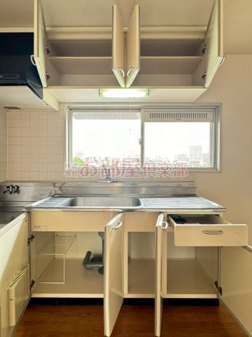 シェル幹のキッチン|コンパクトなキッチンで掃除もラクラク