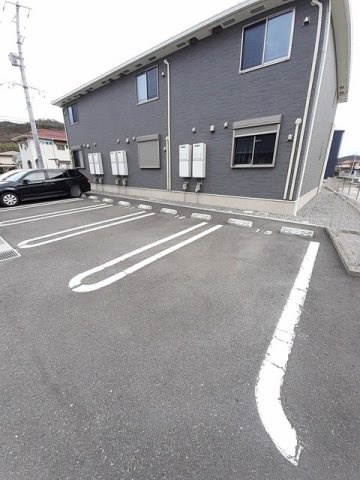 シェリールＢの駐車場