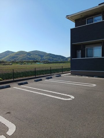 グラッツェの駐車場