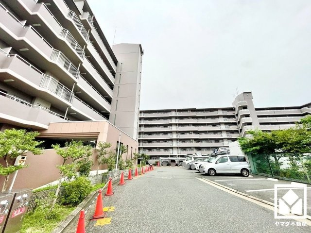 ユニライフ宇治六番館の外観