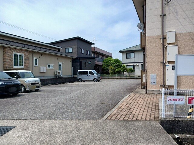 メゾンクレストの駐車場