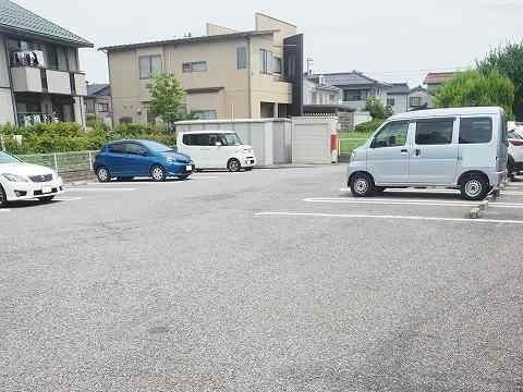 クロワールベルＢの駐車場