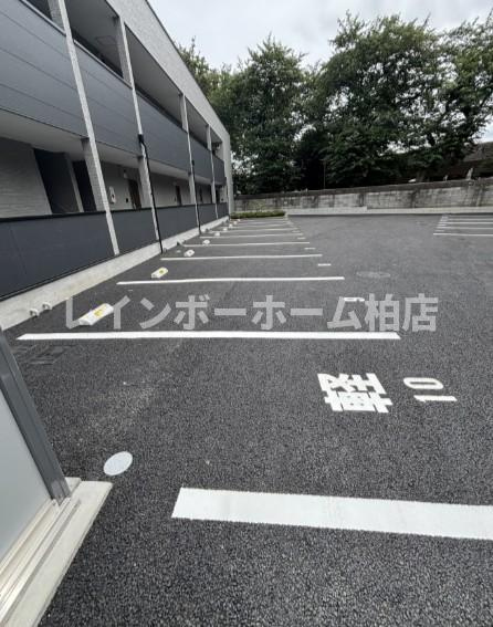 特典：仲介手数料が無料です!!の駐車場