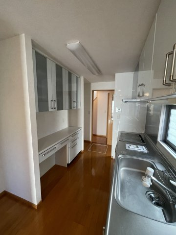 茨城町桜の郷ダイワハウス施工オール電化中古戸建 の居間・リビング|電動シャッターです。