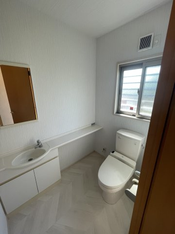 茨城町桜の郷ダイワハウス施工オール電化中古戸建 のトイレ|軒下もキレイです。
