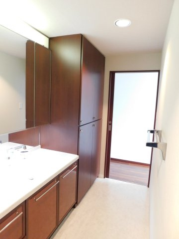 あま市中萱津五反田の中古マンションの独立洗面台|◇洗面室◇　　三面鏡洗面台（ワイドサイズ）　大きな収納完備！