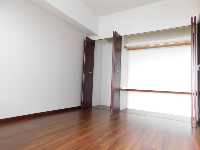 あま市中萱津五反田の中古マンションの洋室|◇洋室◇　　明るい洋室約６．０帖　収納２ヵ所完備！